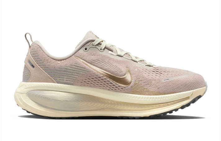 Nike Vomero 18 SE – Beige & Gold Running Shoes